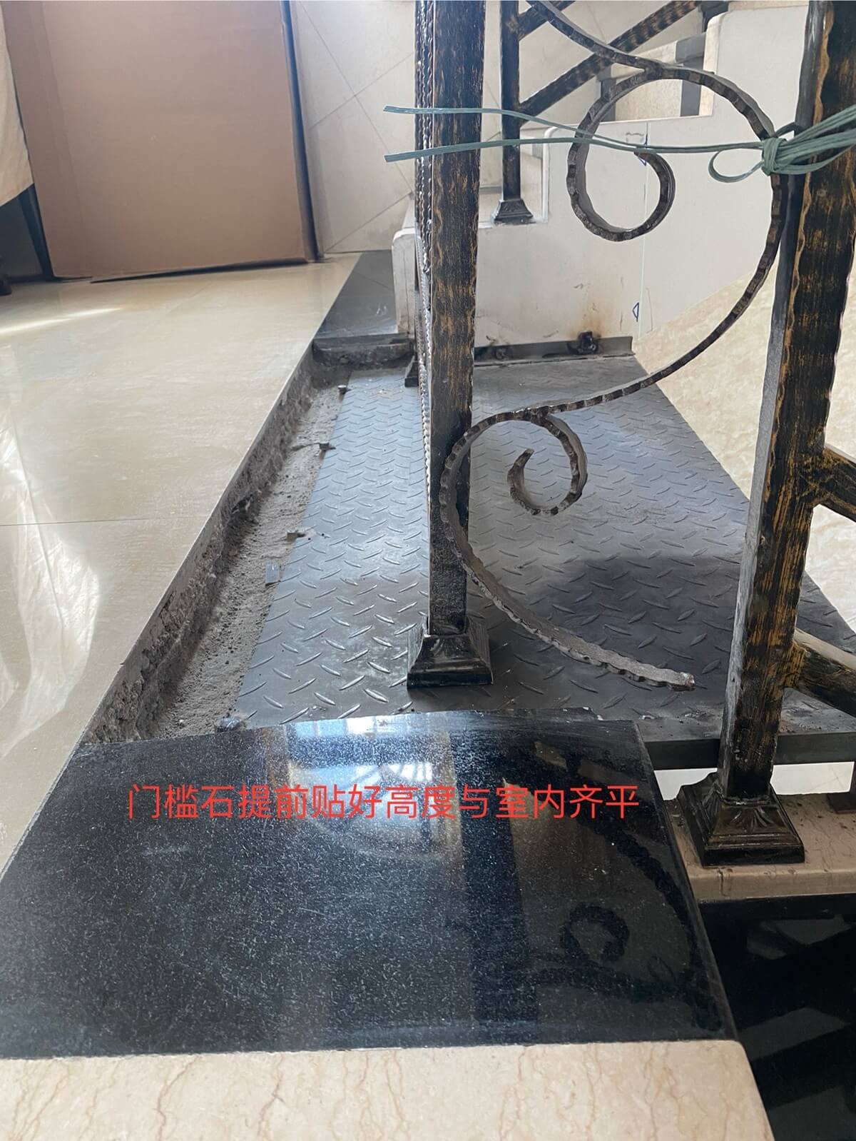 佛山已入住别墅楼梯中间加装案例安装前现场